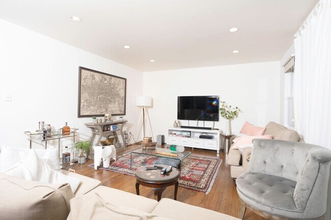 Building Photo - Amazingly Beautiful Fully Renovated 4BR/DEN/3FB/GAR North Bethesda Home