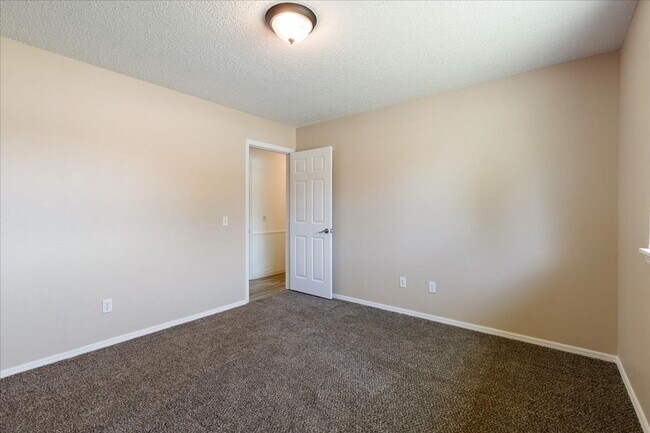 Building Photo - 2102 Canary Ave