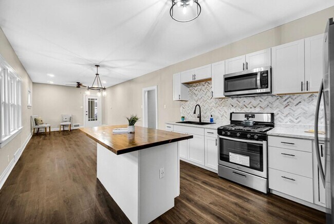 Building Photo - Furnished Home Totally Remodeled