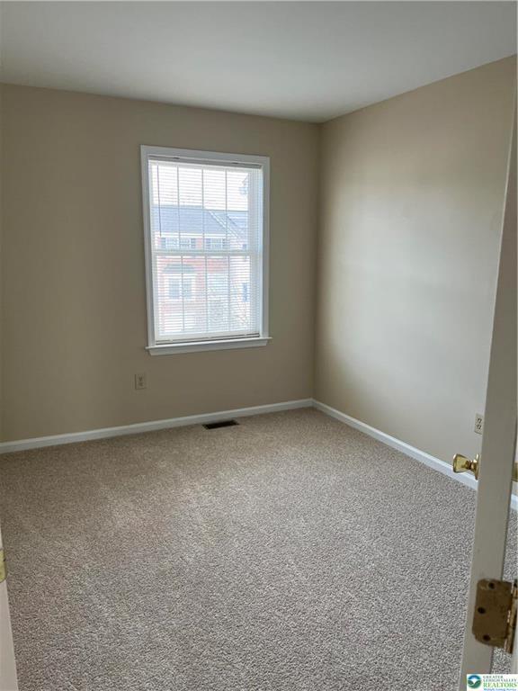 Building Photo - 338 S Oak St