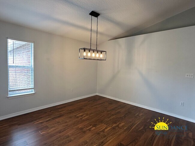 Building Photo - Pet Friendly Charming 3-Bedroom Home in Navarre!