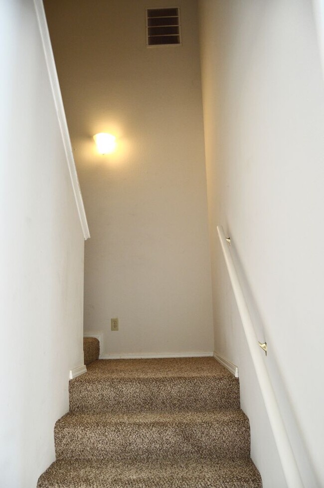 Building Photo - Spacious 3 Bedroom Condo!