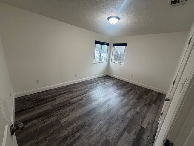 Building Photo - 3 Bedroom | 1 Bathroom | Home in Sacramento