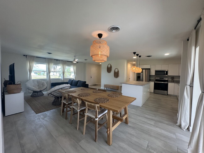 Building Photo - Beautiful 2-bedroom, 2-bathroom in Rotonda...