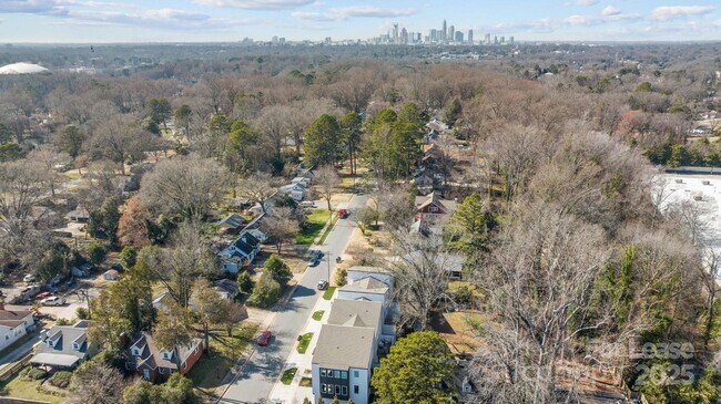 Building Photo - 1553 Pinecrest Ave
