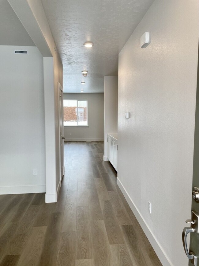 Building Photo - "Spacious 4-Bedroom Home on East Caldera Street with 2.5 Baths and 2,498 Sq Ft of Comfort in Meri...