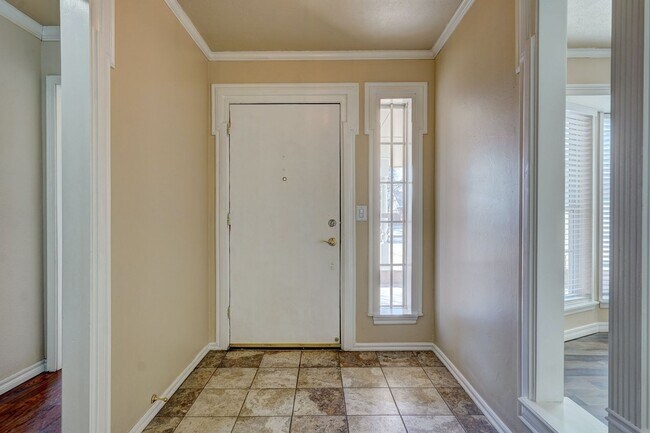 Building Photo - 4 bed 3 bath home!