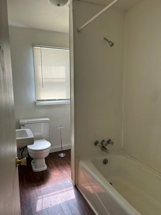 Building Photo - Close to town 2 Bedroom 1 Bath