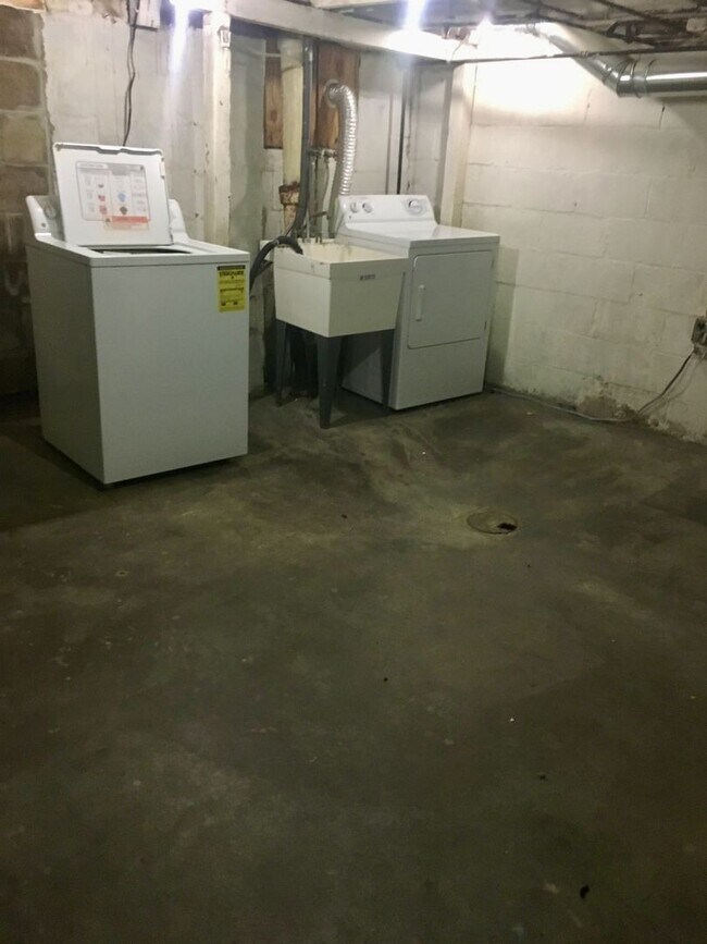 Building Photo - *** Duplex Style Apartment * Pet Friendly * Renovated * Available Now * Granite Counters * Stainl...