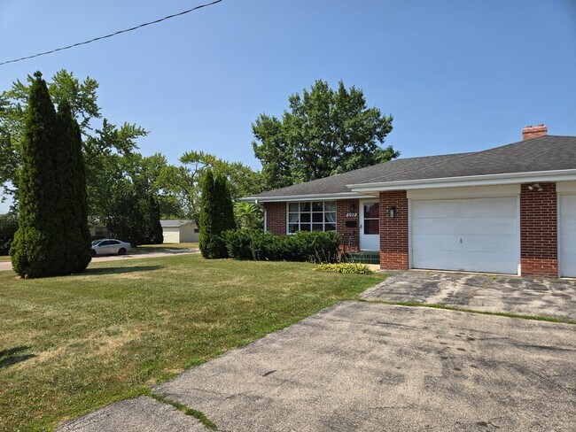Building Photo - 592 Donna Dr
