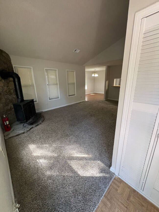 Building Photo - READY NOW! Top-Floor 2 Bedroom, 2 Bath Uni...