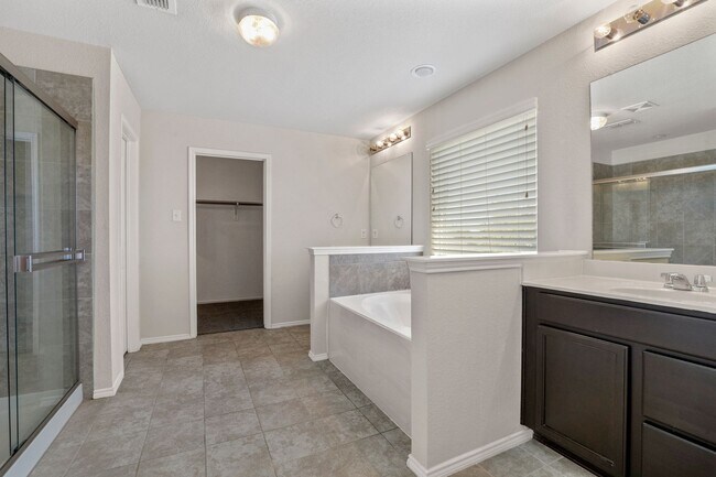 Building Photo - Beautifull Home In Aubrey ISD