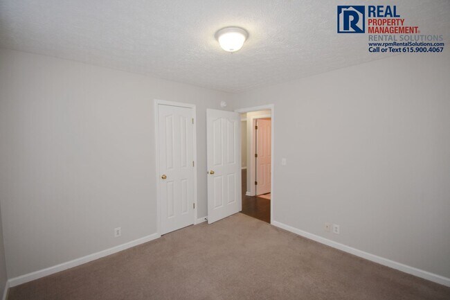 Building Photo - Great brick 3BD home near MTSU, attached 2 car garage & fenced-in back yard!