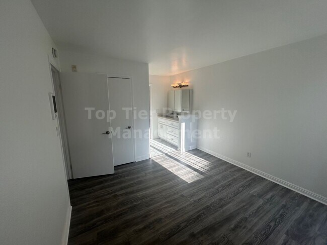 Building Photo - **Ground-Floor 1 Bed / 1 Bath Condo Near S...