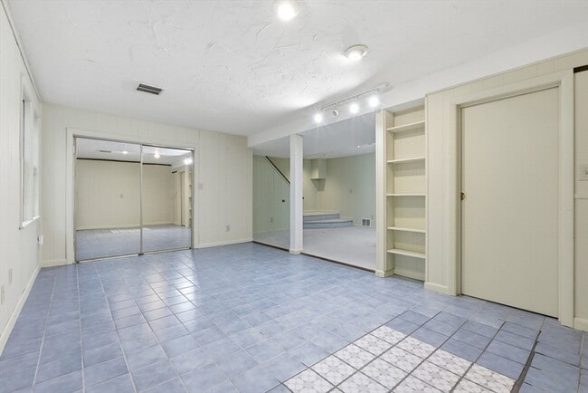 Building Photo - 146 Russet Ln