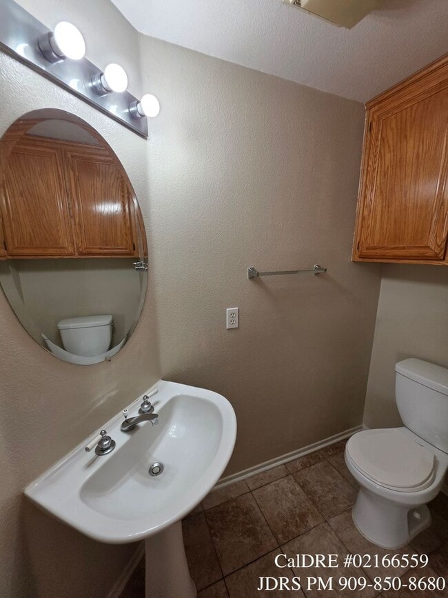 Building Photo - Ontario 3 Bedroom Condo