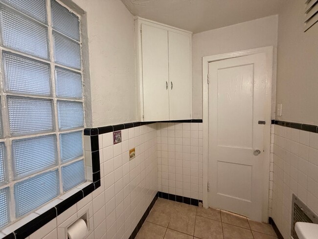 Building Photo - Historic Plaza District Apartment | Walkable Location & Classic Character