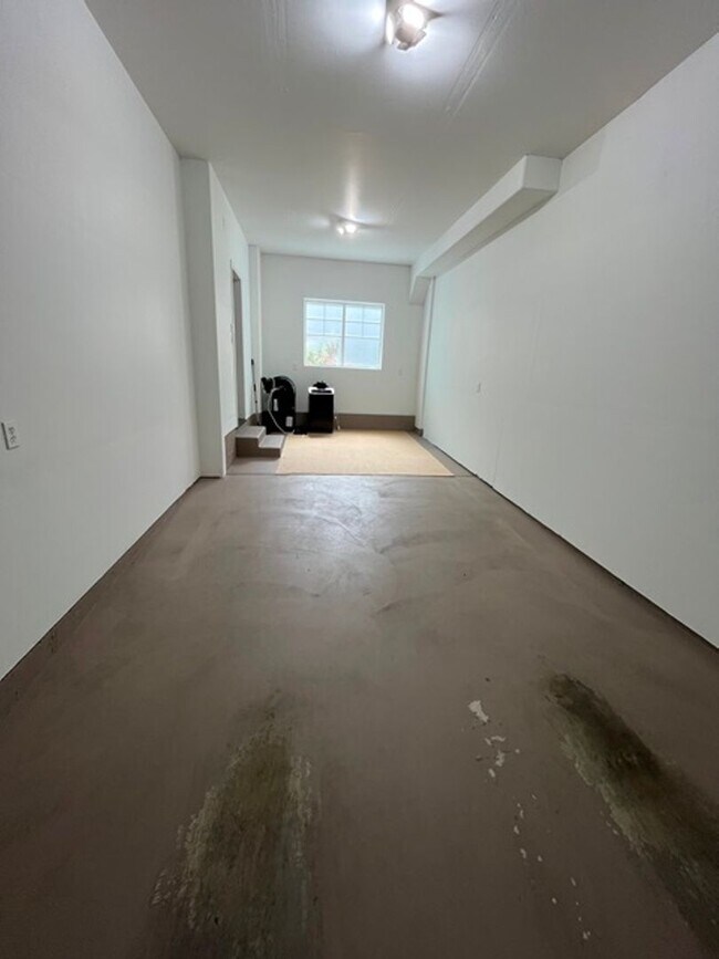 Building Photo - 10308 SW Hollyridge Ln