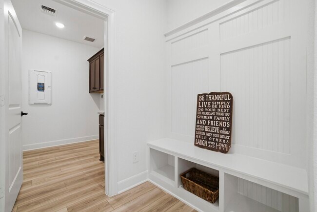 Building Photo - 9727 Rockwell Dr