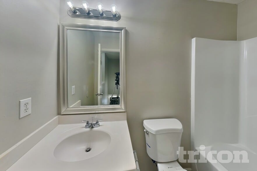 Building Photo - 261 Silver Ridge Dr