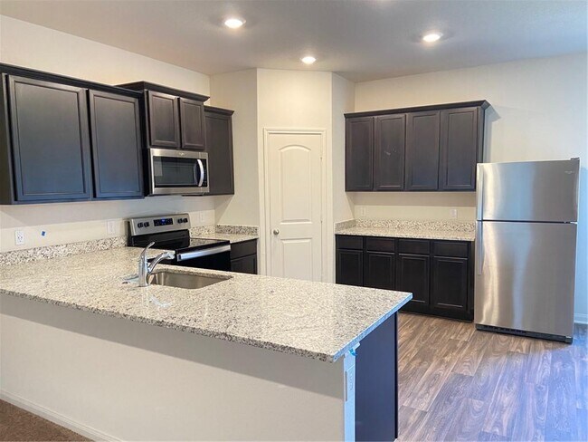 Building Photo - 325 Crescent Park Dr