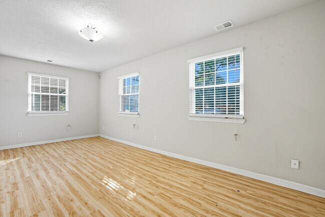 Building Photo - 712 Biltmore Dr
