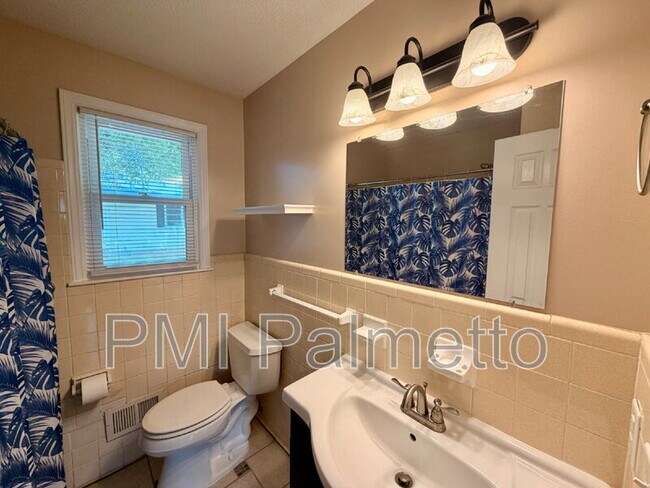 Building Photo - 1727 Sandra Dr