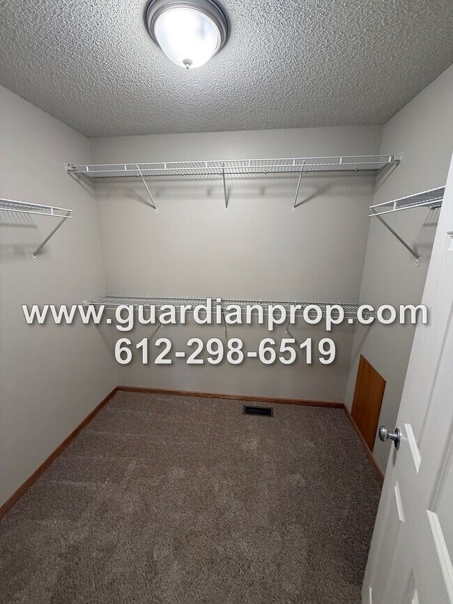 Building Photo - Townhouse in The Lakes of Blaine Available Now, New Appliances & Carpet, Bonus Room, Balcony