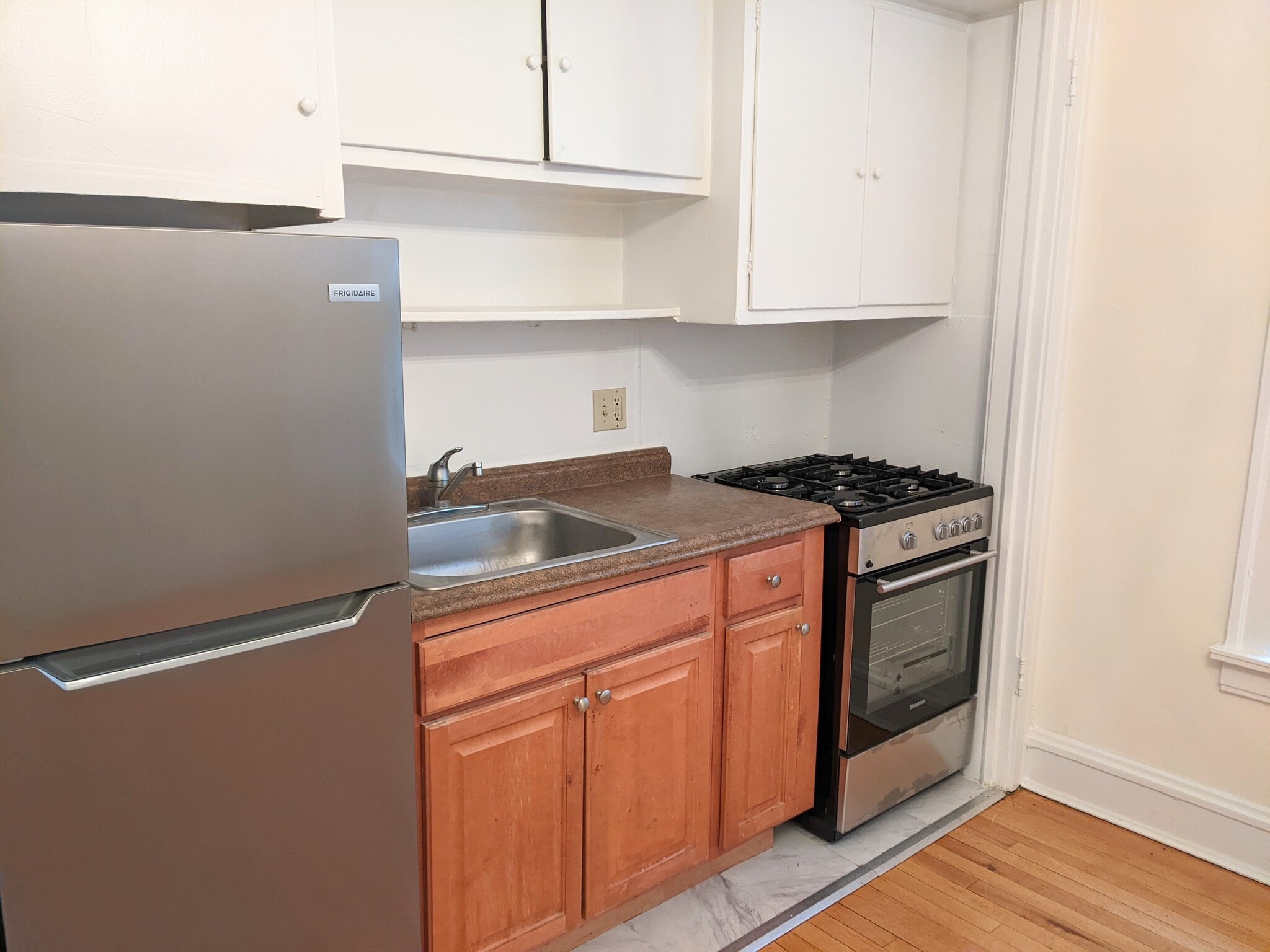 Building Photo - 729 Hinman Ave