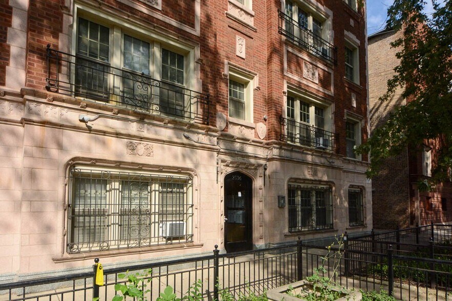 Building Photo - 2530 N Sawyer Ave