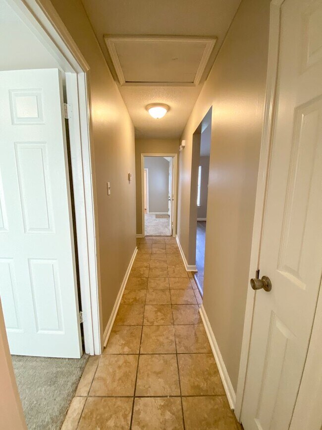 Building Photo - 3 bed, 2 bath home with wonderful curb appeal near N. Germantown Pkwy / $250 Gift card if move in...