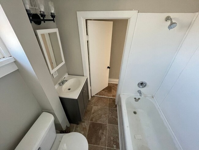 Building Photo - Newly Remodeled 3-Bedroom House