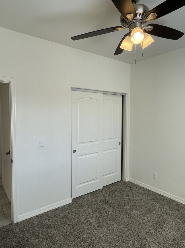 Building Photo - Move in ready!  Call for a showing. (928) ...