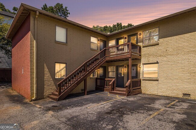 Building Photo - 561 Formwalt St SW