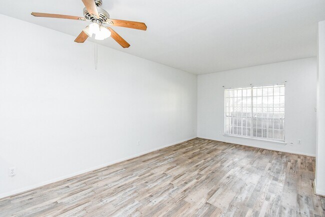 Building Photo - 2626 Holly Hall St