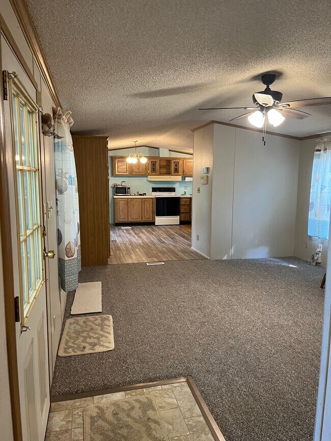Building Photo - Move-In Ready Year-Round Home in a Quiet Location