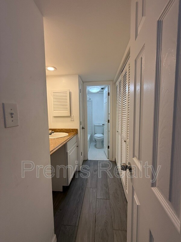 Building Photo - 1575 Greenlea Dr