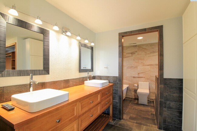 Building Photo - 4 Bed/2 Bath + an Office Richland House