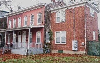 Building Photo - Updated large 2BR 1BA home with driveway p...