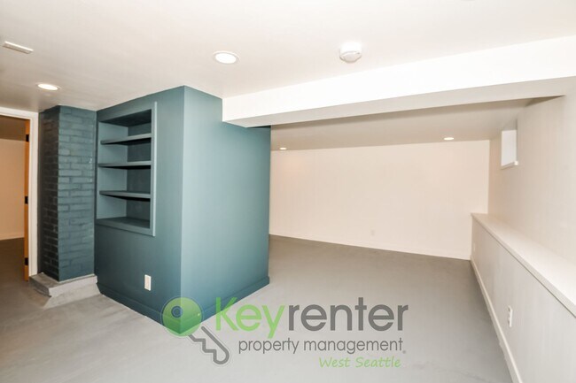 Building Photo - Executive Style 5 Bedroom with Garage and Outdoor Space