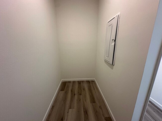 Building Photo - Spacious 2-Bedroom + Den Apartment in Prim...