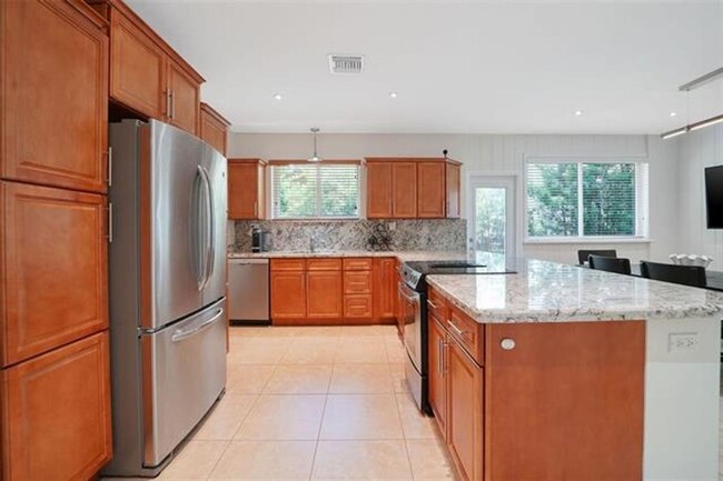 Building Photo - 60 SW 18th Terrace