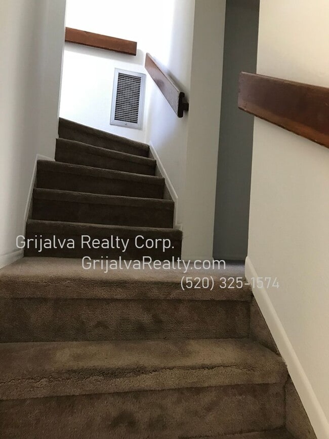 Building Photo - Beautiful Multi-story Townhouse near Tucson Racquet and Swim Club (Prince/Country Club)