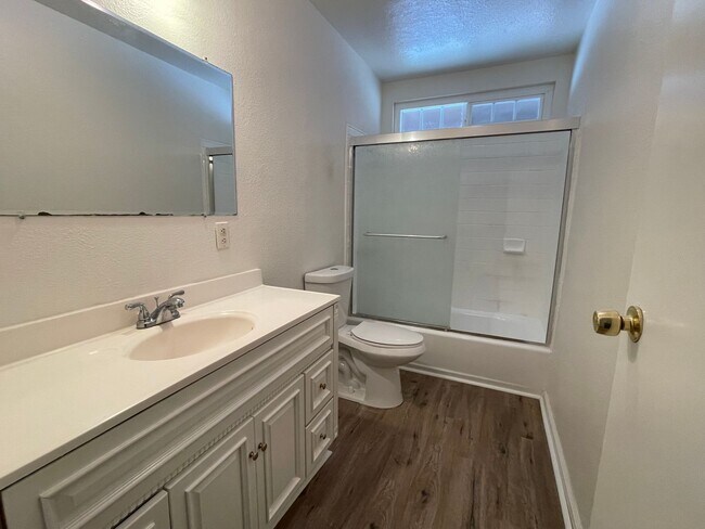 Building Photo - 4 Bedroom 2 Bath Ranch Style Home in Lemoore