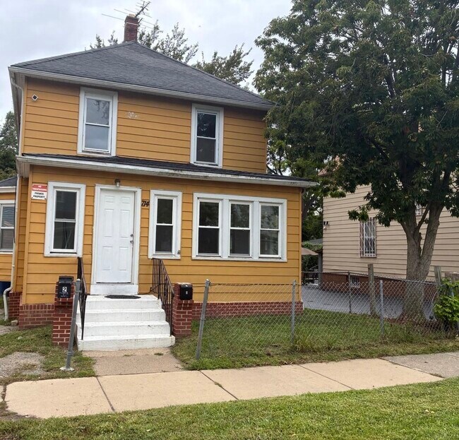 Primary Photo - 714 Helmholz Ave