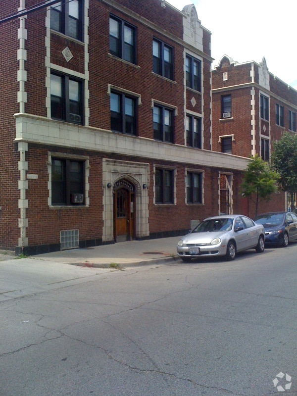 Building Photo - 2351 W Wilson Ave