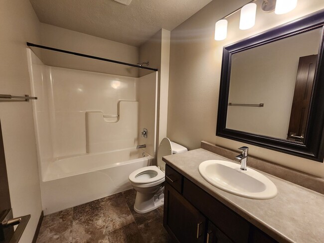 Building Photo - Modern 4bed/4bath near Jefferson Highschool