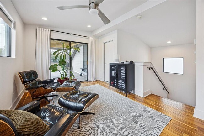 Building Photo - 1011 E 12th St