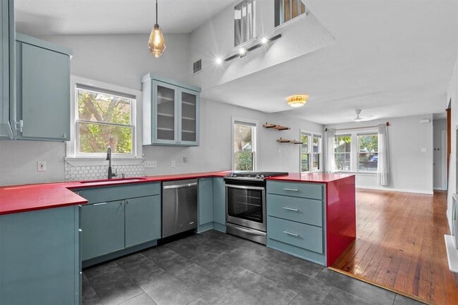 Building Photo - 204 Caney St