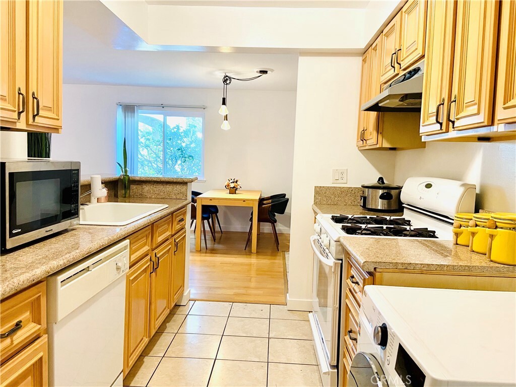 Kitchen - 1425 W 12th St